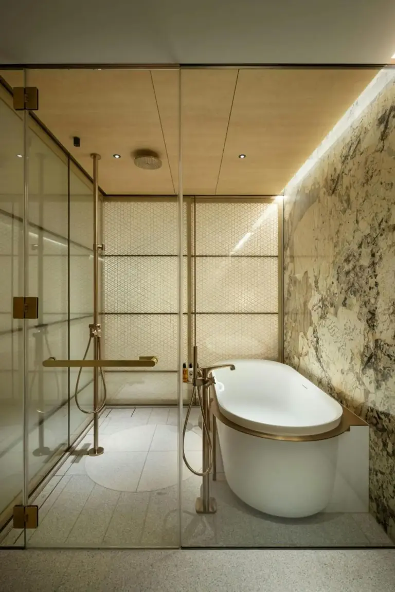 Elegantes Badezimmer im The Ritz-Carlton Fukuoka
