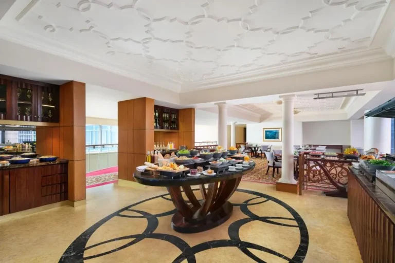 Área de comedor en The Ritz-Carlton Jakarta, Mega Kuningan