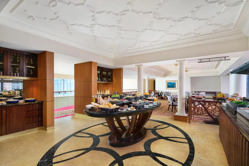 Área de comedor en The Ritz-Carlton Jakarta, Mega Kuningan