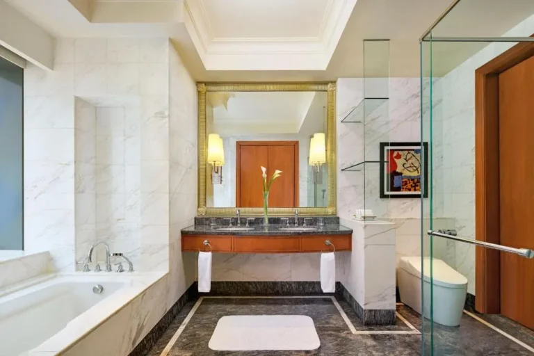 Baño elegante en The Ritz-Carlton Jakarta, Mega Kuningan