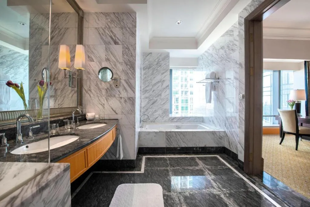 Baño lujoso en The Ritz-Carlton Jakarta, Mega Kuningan