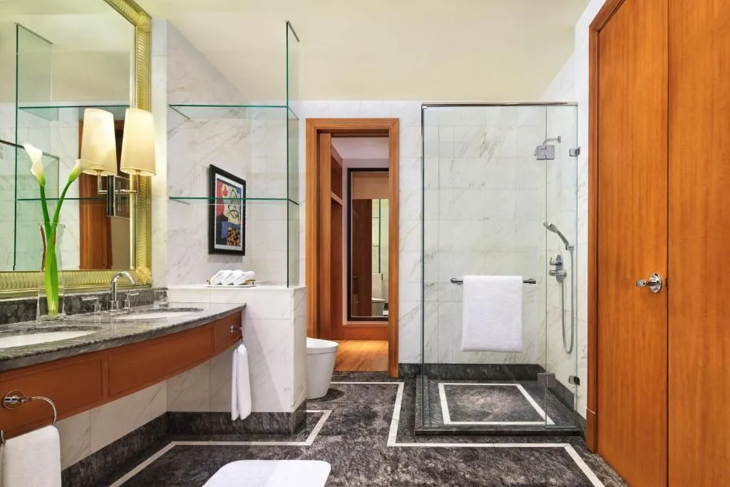 Baño moderno y espacioso en The Ritz-Carlton Jakarta, Mega Kuningan