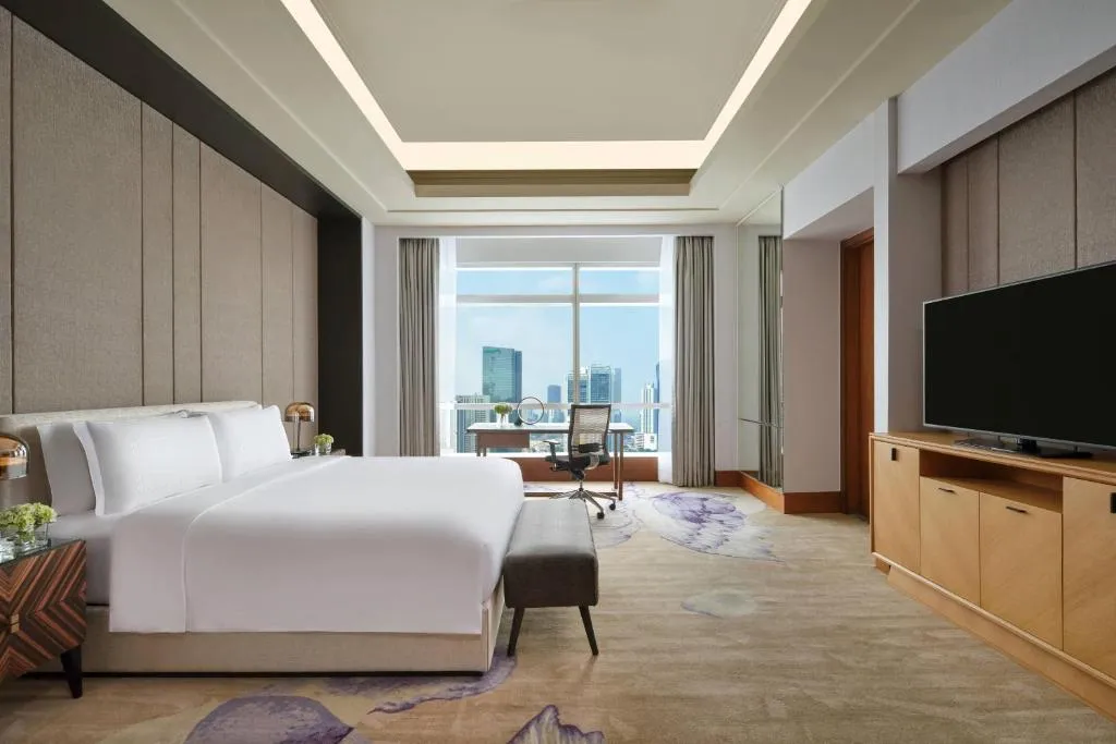 Intérieur de la chambre deluxe au The Ritz-Carlton Jakarta, Pacific Place