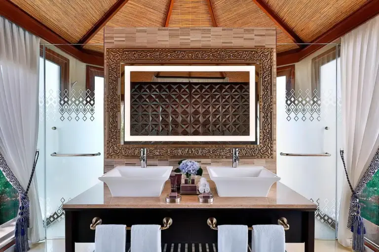Baño elegante en The Ritz-Carlton Ras Al Khaimah, Al Hamra Beach