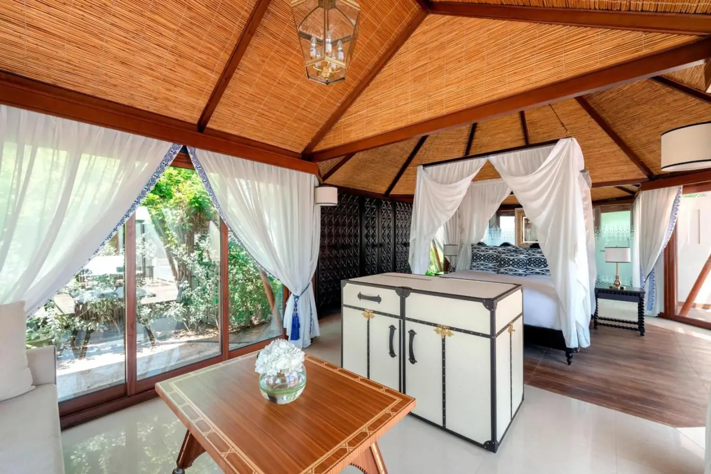 Interior de suite de lujo en The Ritz-Carlton Ras Al Khaimah, Al Hamra Beach