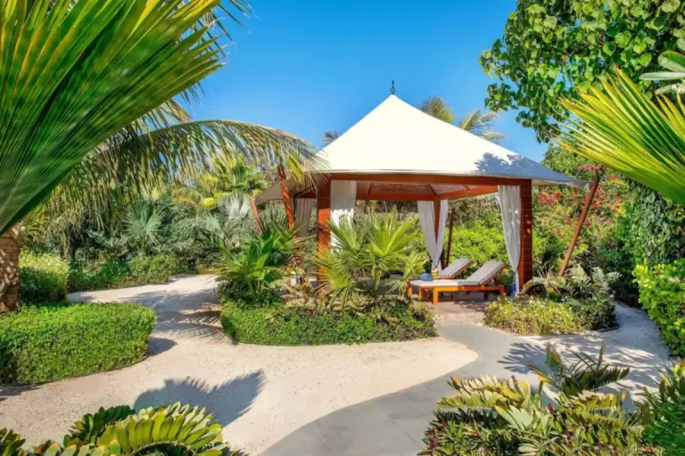 Jardín tropical en The Ritz-Carlton Ras Al Khaimah, Al Hamra Beach