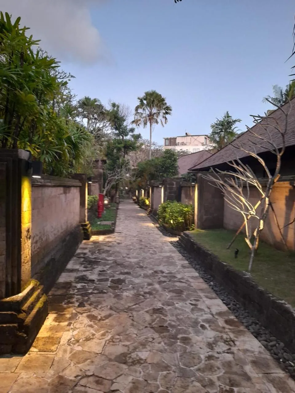 Sendero ajardinado en The Royal Beach Seminyak Bali