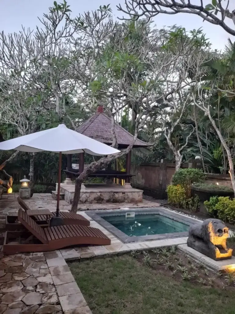 Zona de la piscina por la noche en The Royal Beach Seminyak Bali