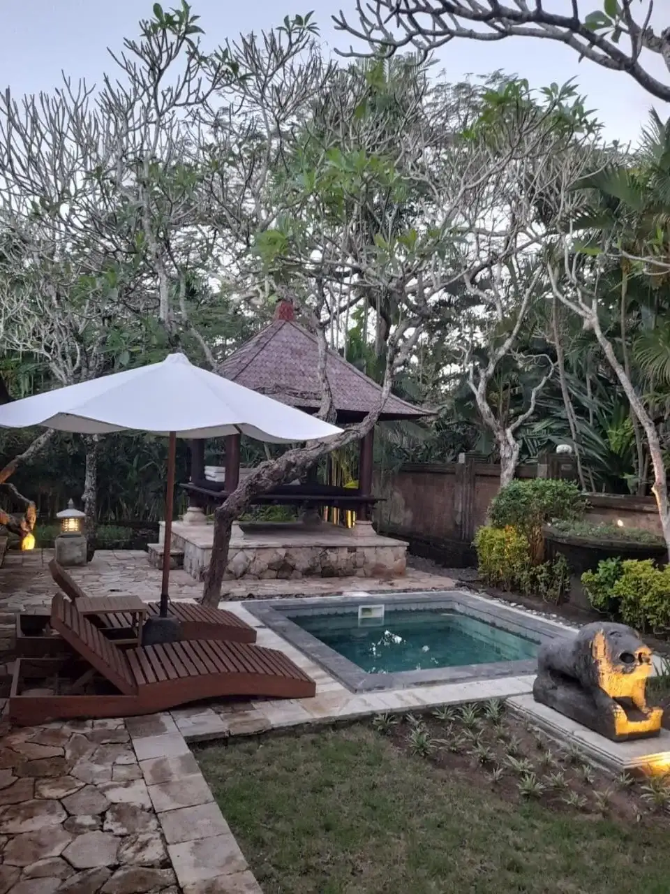 Zona de la piscina por la noche en The Royal Beach Seminyak Bali