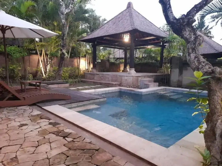 Una tranquila zona de piscina en The Royal Beach Seminyak Bali