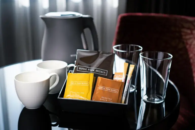Tee- und Kaffee-Setup im The Royal Park Hotel Iconic Osaka Midosuji