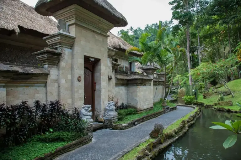 Camino de entrada en The Royal Pita Maha, Ubud