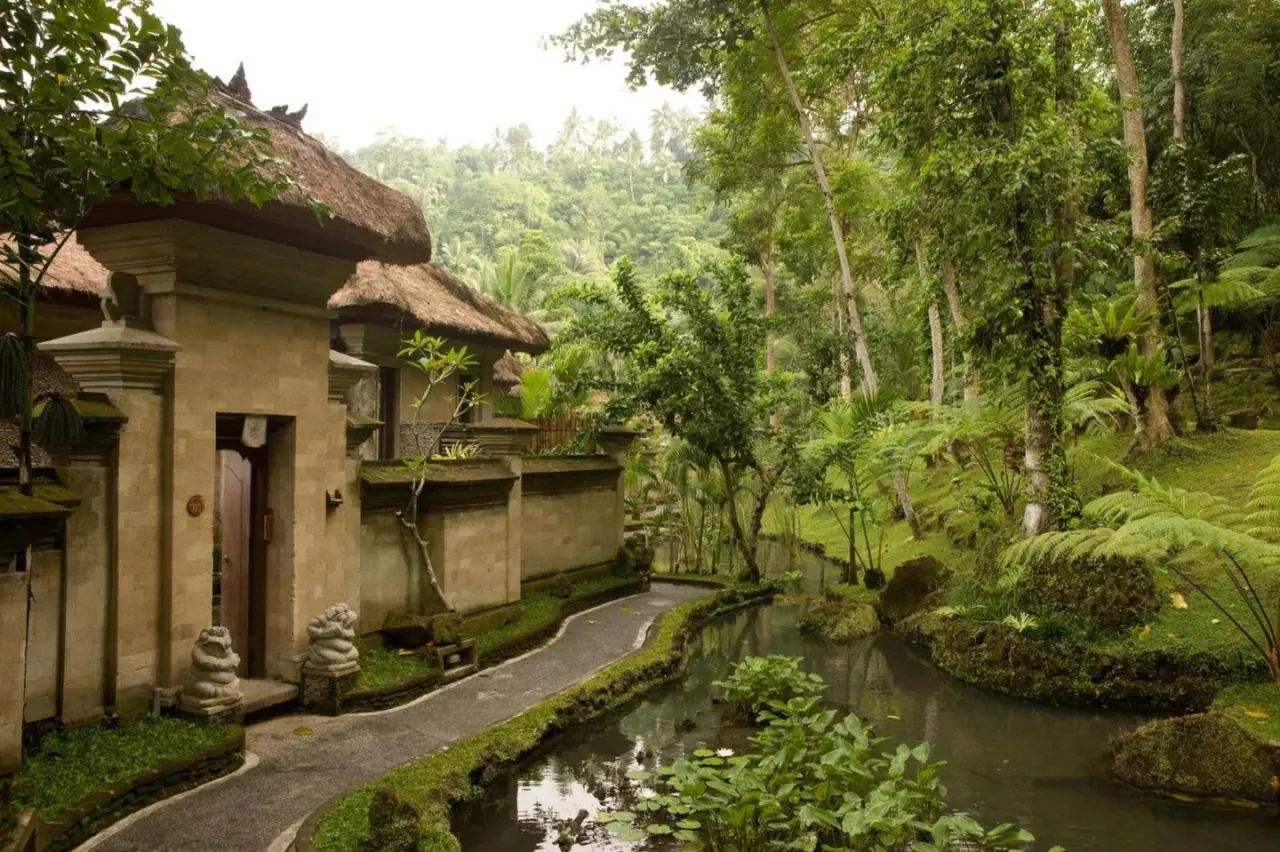 Sendero a través de los jardines de The Royal Pita Maha, Ubud