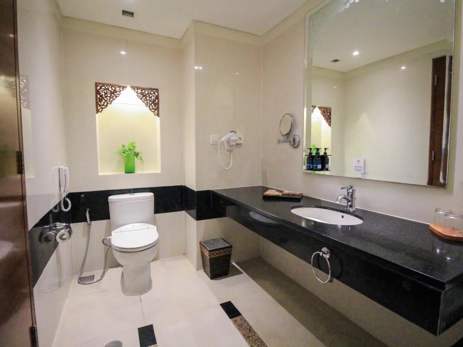 Badezimmer im The Royal Surakarta Heritage - Handwritten Collection