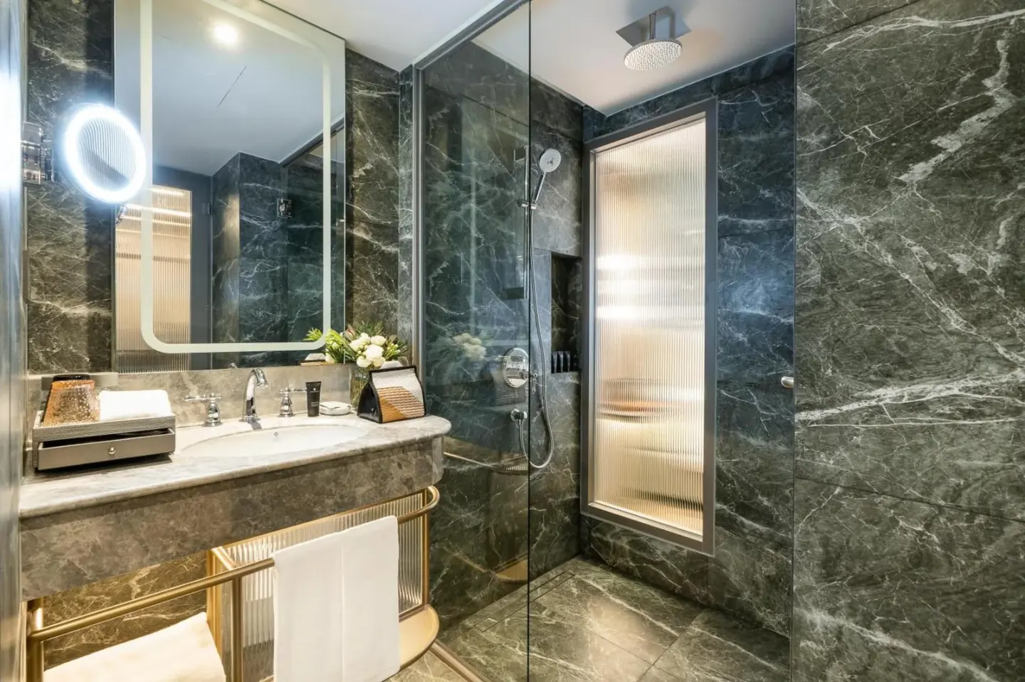 Zona de ducha en el baño de The Salil Hotel Riverside Bangkok