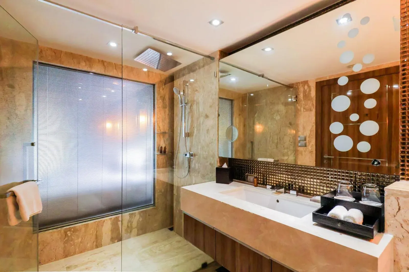 Luxuriöses Badezimmer im The Sanctuary Resort Pattaya, BW Signature Collection mit Glasdusche und Waschtisch.