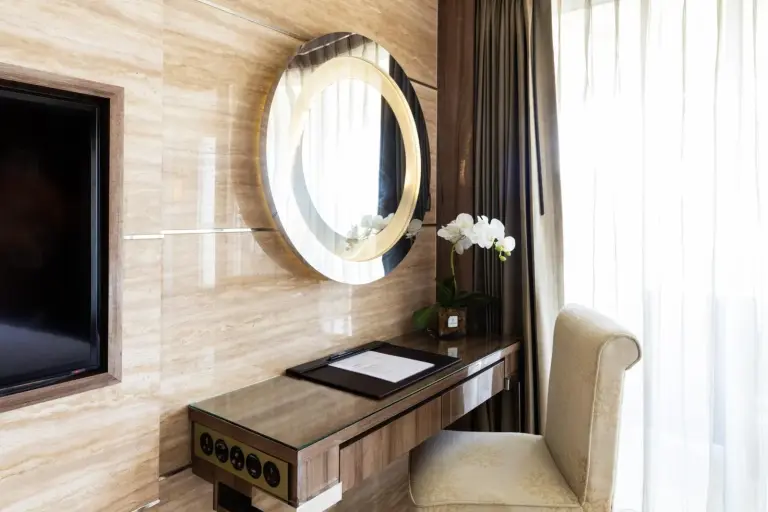 Schreibtisch und Sitzbereich im Zimmer im The Sanctuary Resort Pattaya, BW Signature Collection.