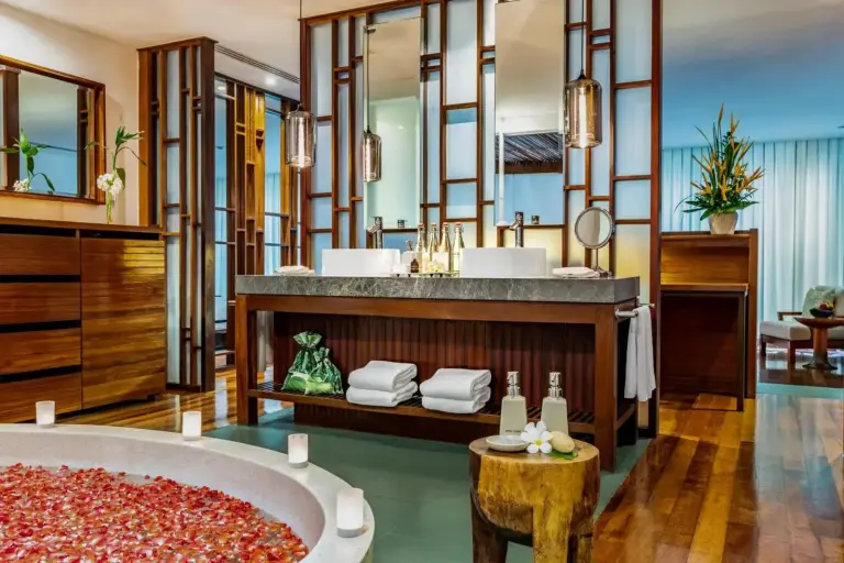 Salle de bains au The Sarojin à Khao Lak
