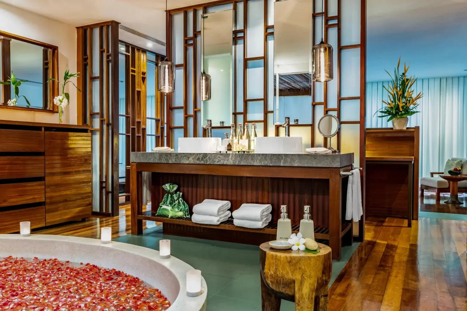 Salle de bains au The Sarojin à Khao Lak