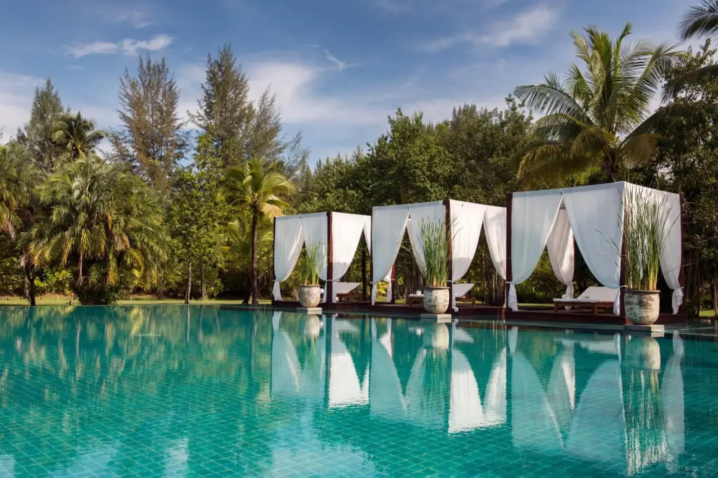 Zone de piscine au The Sarojin à Khao Lak