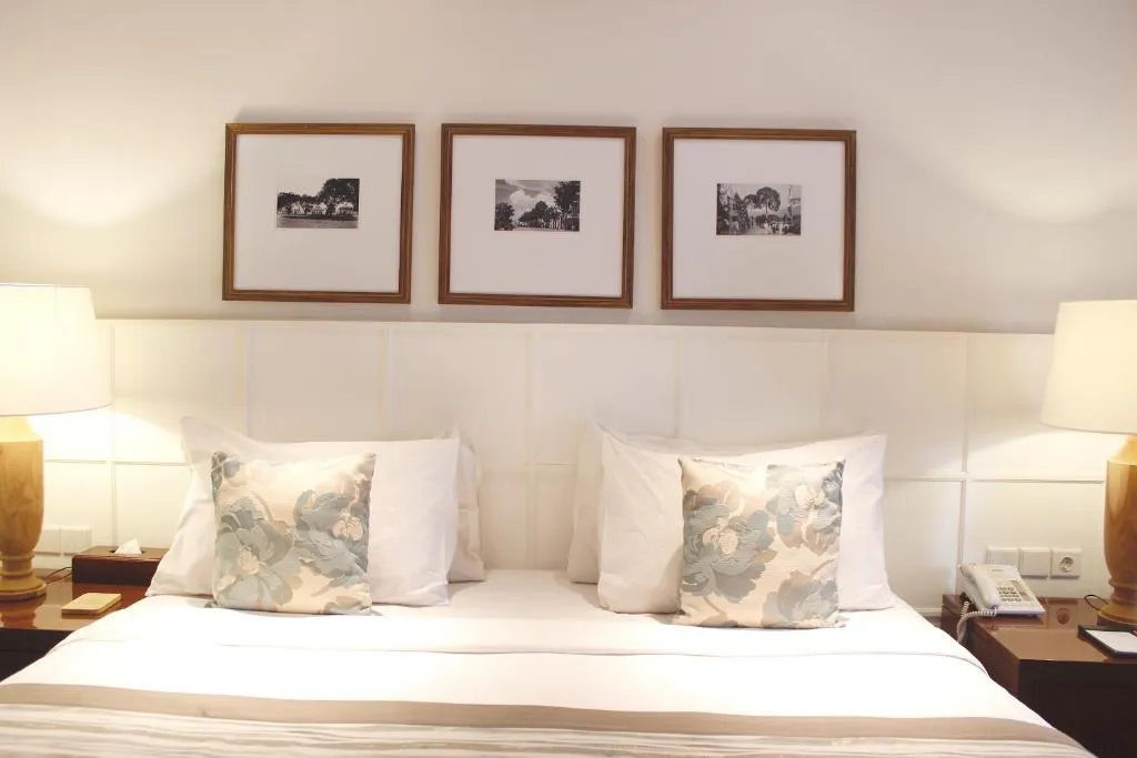 Detalles artísticos de la decoración de la cama en el Shalimar Boutique Hotel