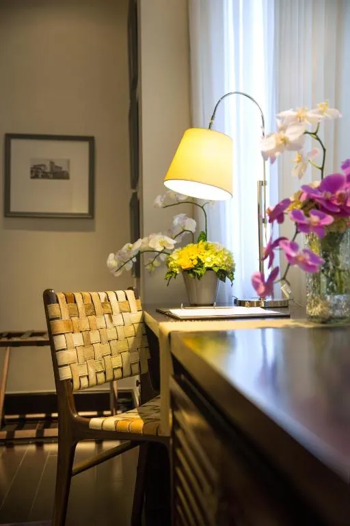 Espacio de trabajo en habitación de lujo en el Shalimar Boutique Hotel con flores