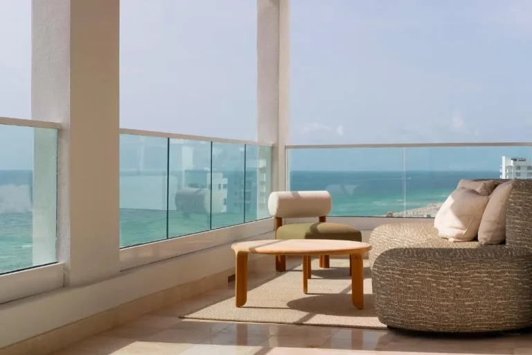 Coin salon confortable avec vue sur l'océan au The Shelborne Miami