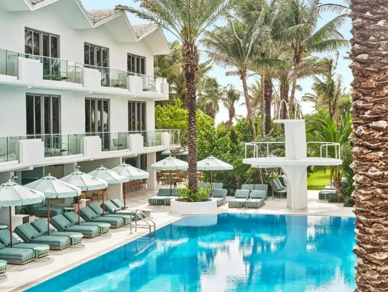 Zone de piscine au The Shelborne Miami