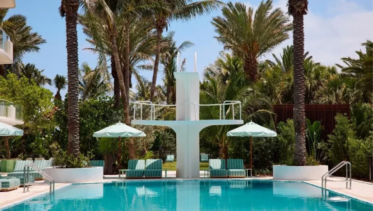 Vue sur la piscine au The Shelborne Miami