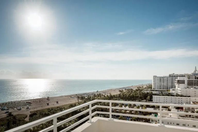 Vue ensoleillée sur la plage depuis The Shelborne Miami