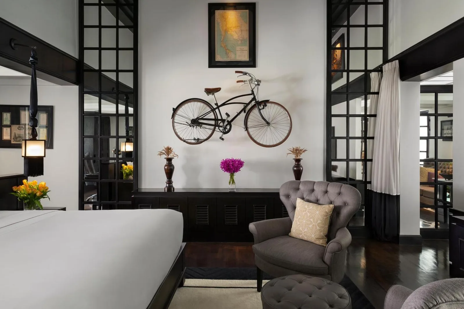 Décor élégant de la chambre d'hôtel The Siam