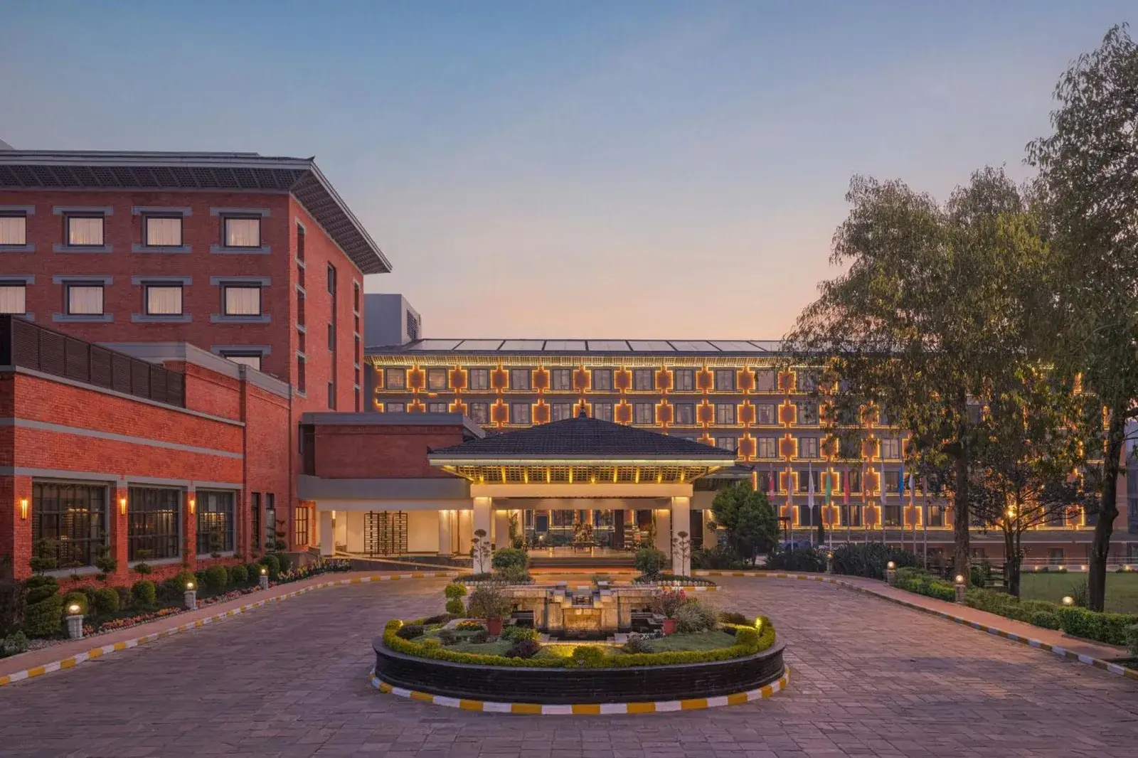 L'extérieur de l'hôtel The Soaltee Kathmandu, Autograph Collection au coucher du soleil