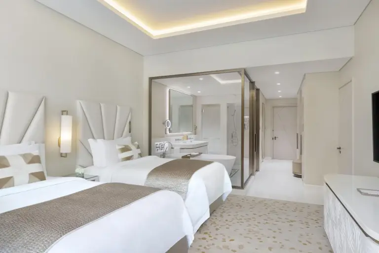 Habitación twin con baño The St. Regis Dubai, The Palm