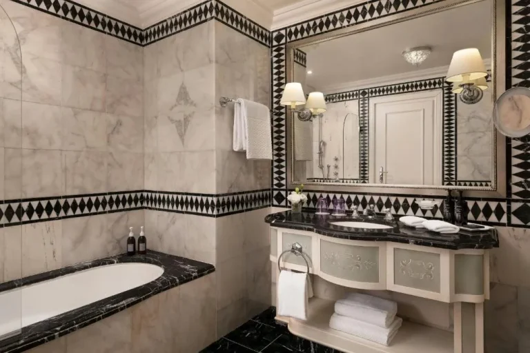 Baño elegante en The St. Regis Florence