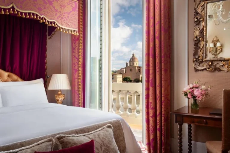 Habitación acogedora con una hermosa vista en The St. Regis Florence