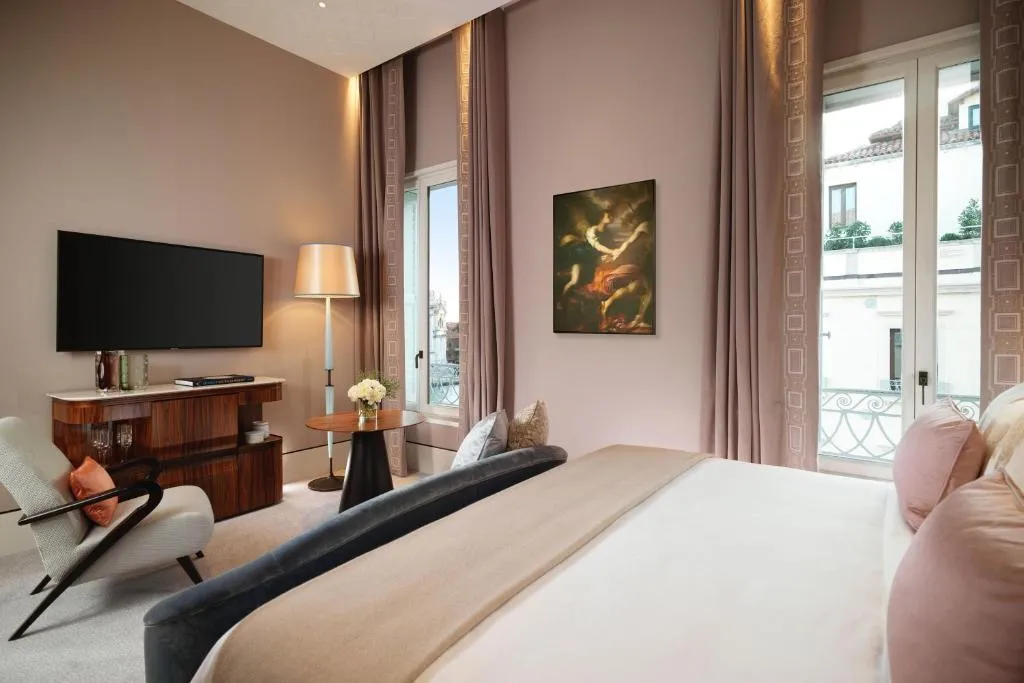 Modernes Gästezimmer mit Kunstwerk im The St. Regis Venedig
