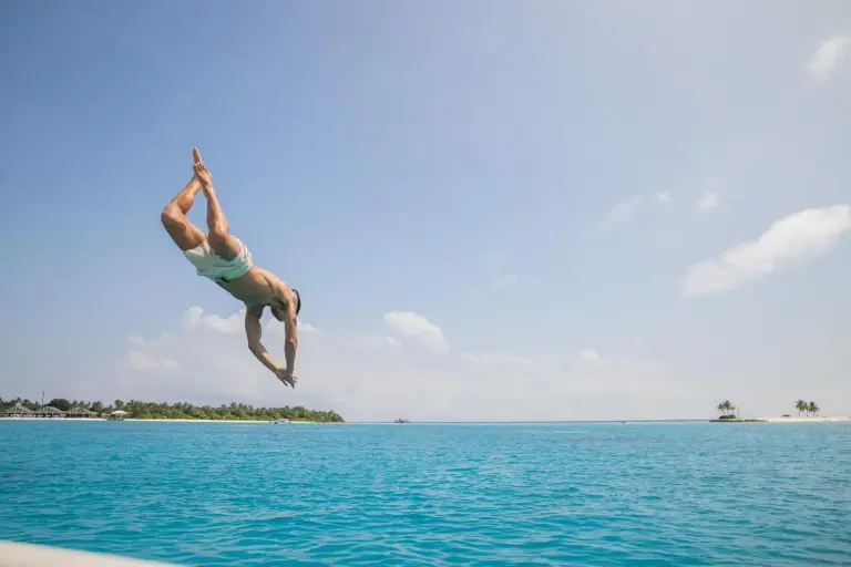Client plongeant dans l’océan au The Standard, Maldives