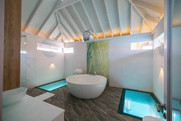 Salle de bains contemporaine au The Standard, Maldives