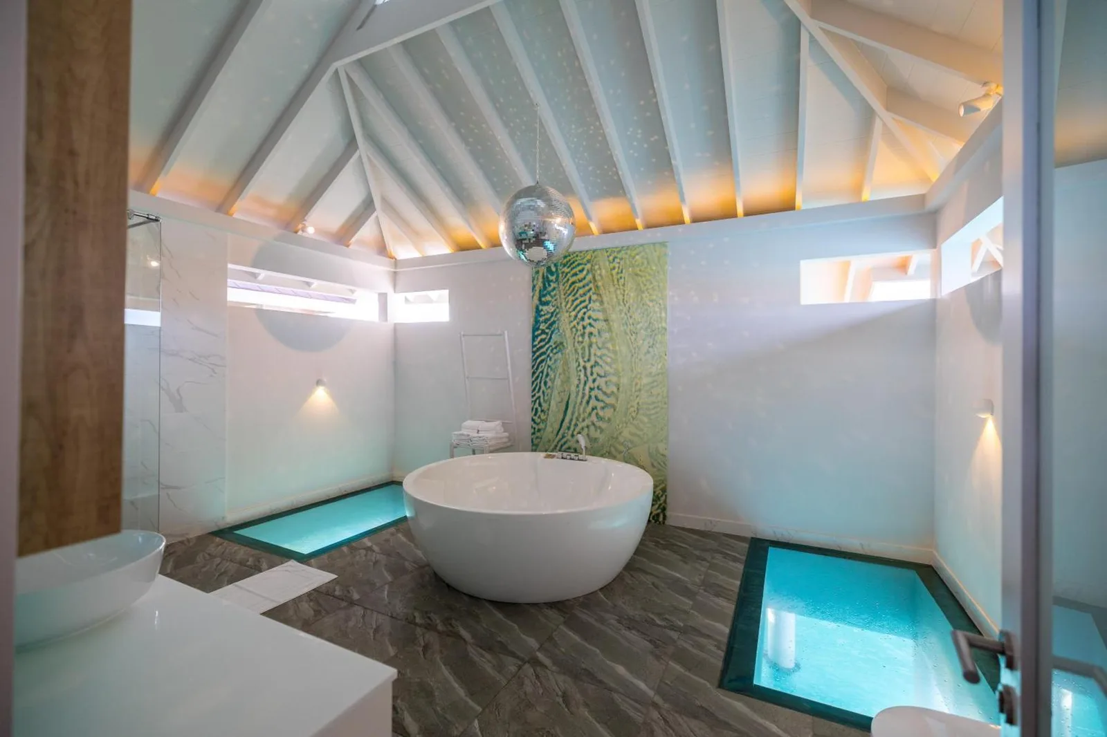 Salle de bains contemporaine au The Standard, Maldives