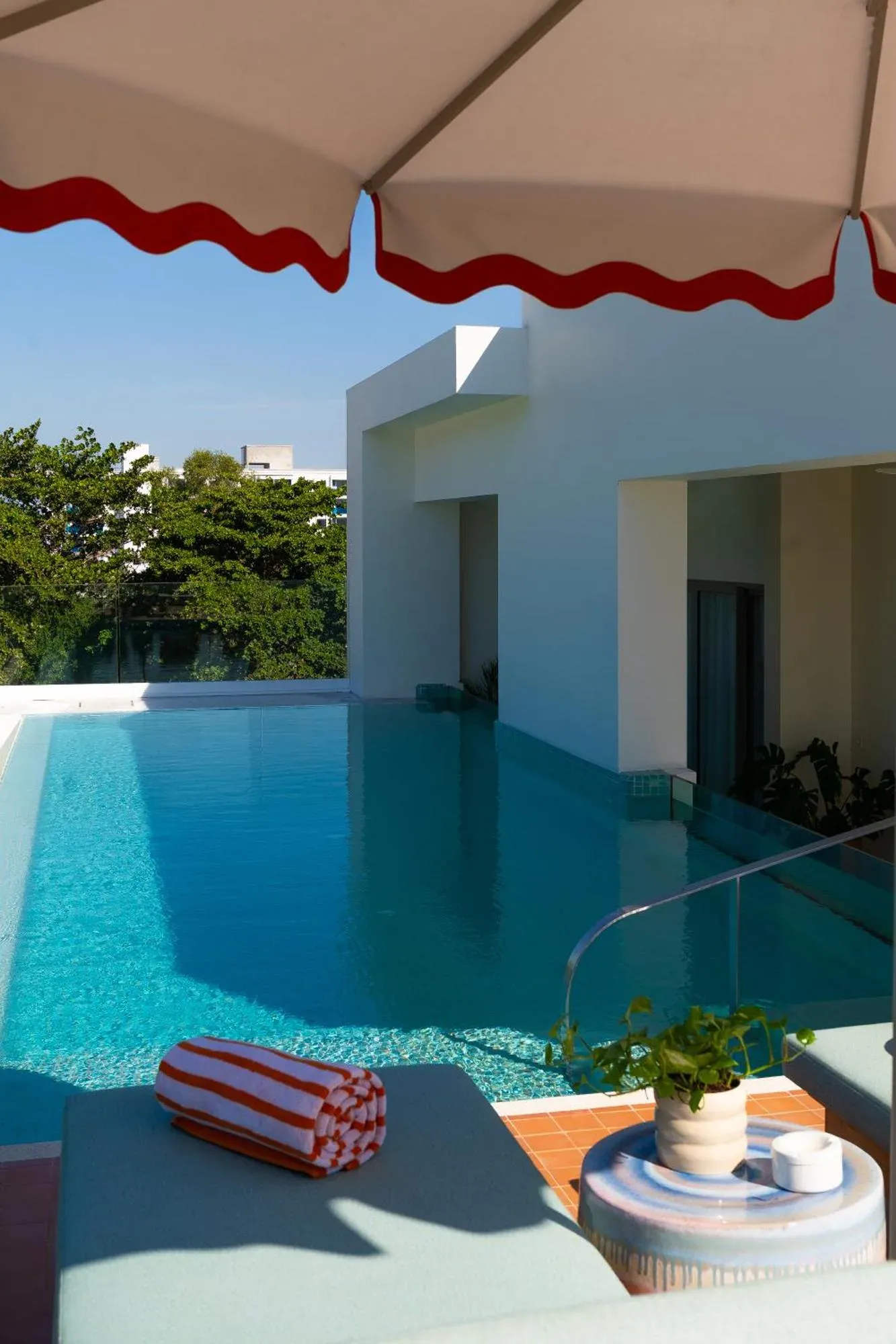 Piscina infinita en The Standard Pattaya Na Jomtien