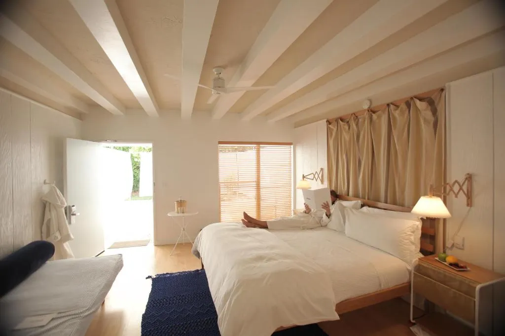 Una habitación de huéspedes en The Standard Spa Miami Beach con decoración moderna