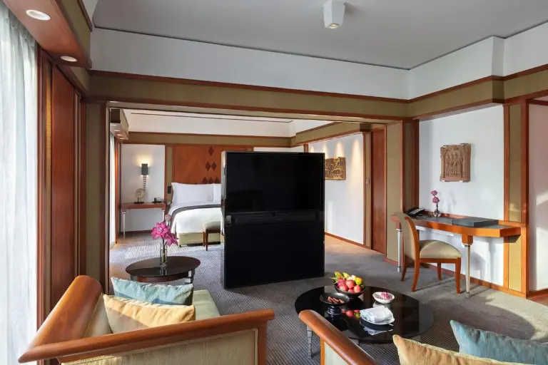 Espace salon de la suite The Sukhothai Bangkok avec télévision