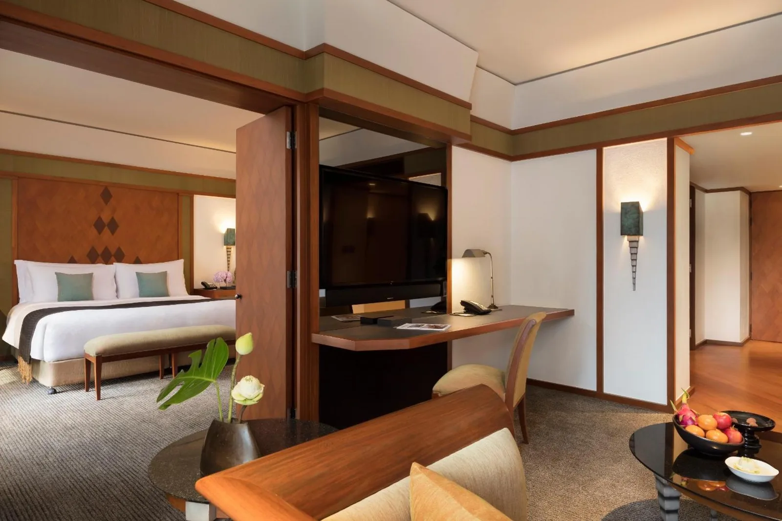 Espace de travail et coin salon de la suite The Sukhothai Bangkok