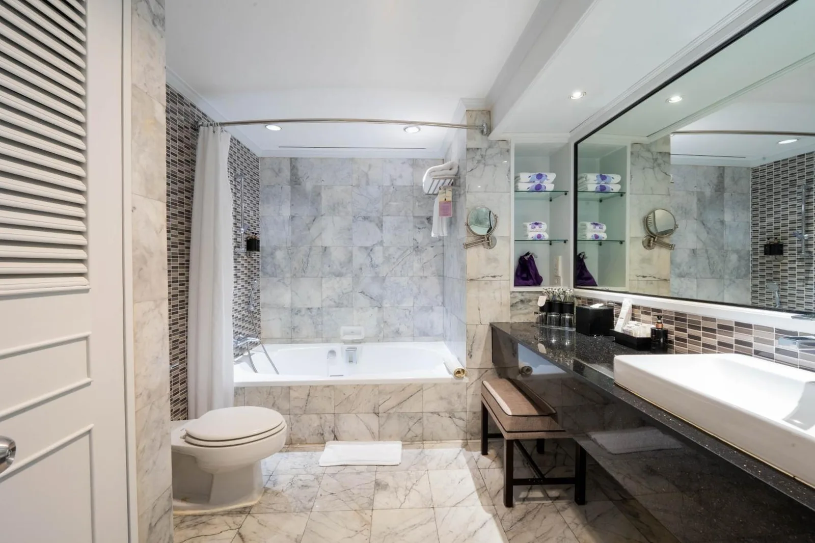 Baño de mármol en The Sukosol Hotel en Bangkok