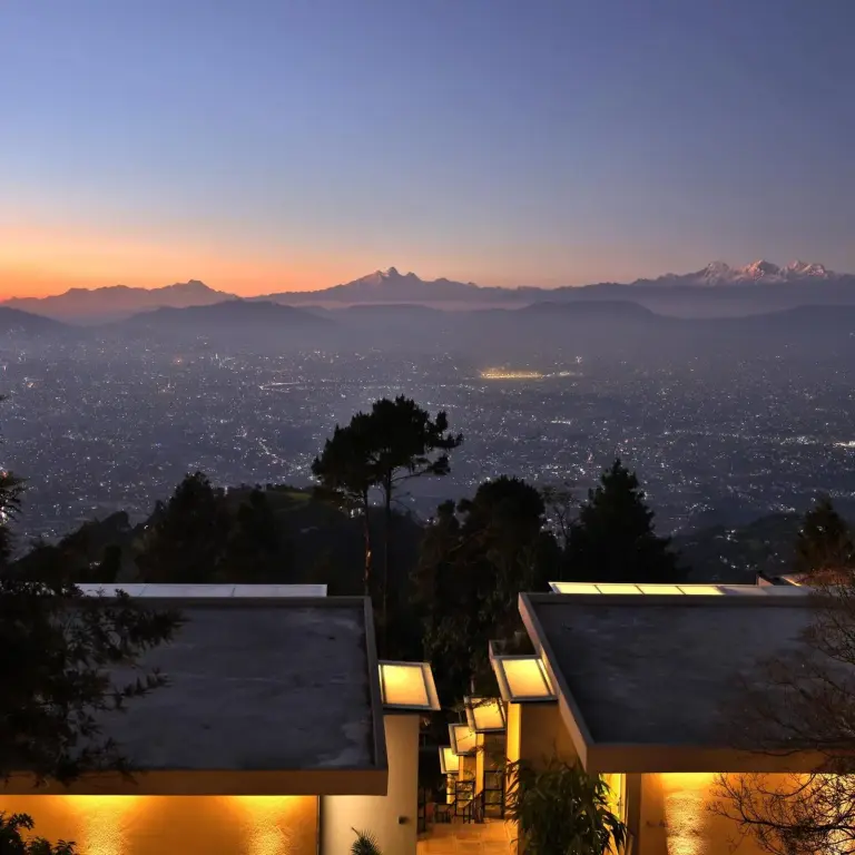 Vue montagneuse du soir depuis The Terraces Resort and Spa à Lalitpur