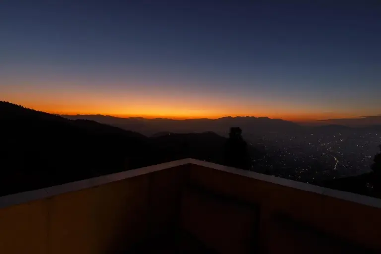 Vue spectaculaire du coucher de soleil depuis The Terraces Resort and Spa à Lalitpur