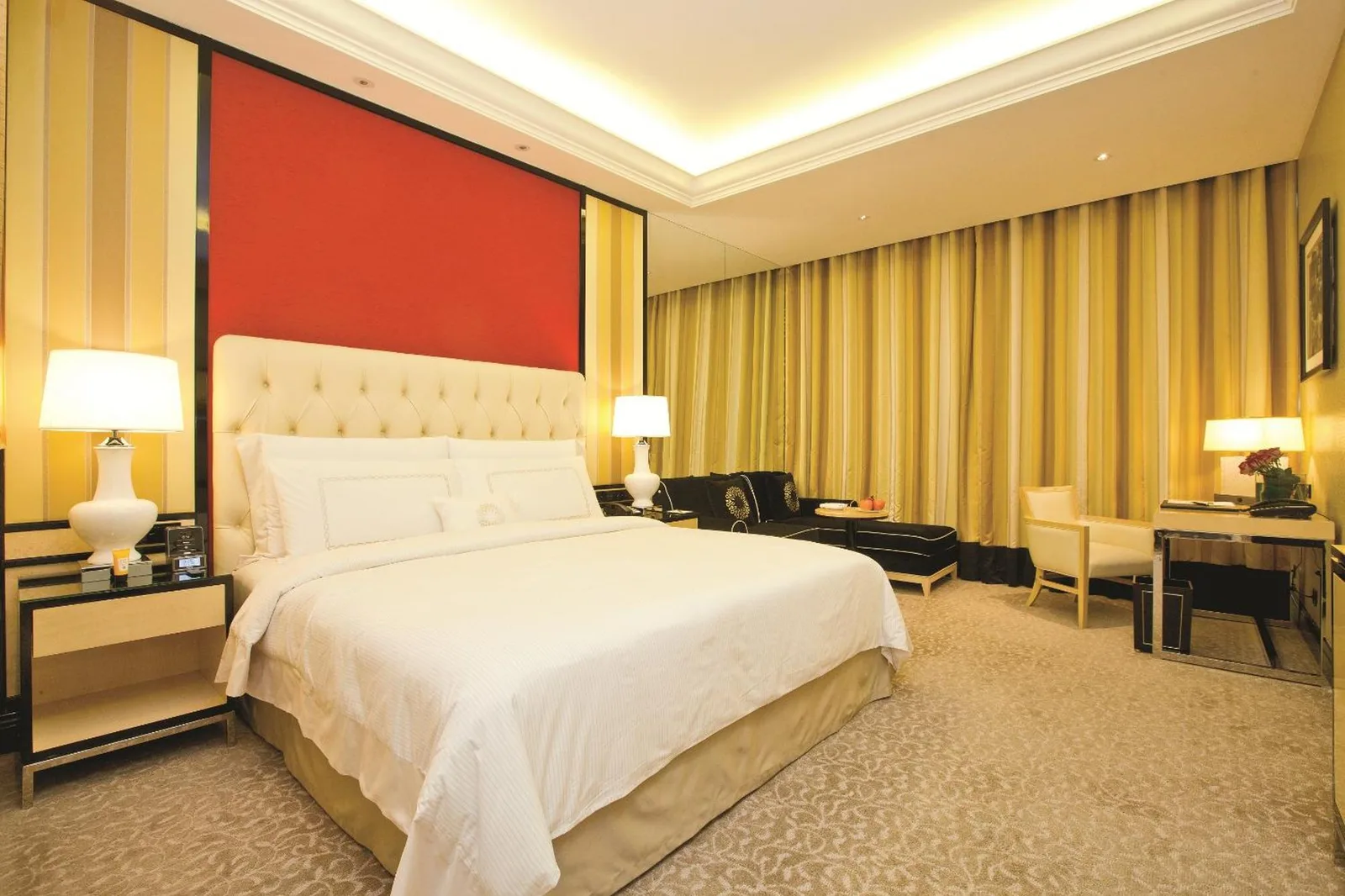 The Trans Luxury Hotel Bandung – Hotel in Bandung, Indonesien – ein Badezimmer mit Badewanne und Waschbecken im The Trans Luxury Hotel Bandung in Bandung