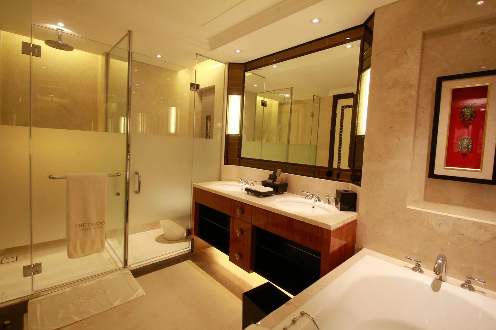 Baño con ducha en The Trans Resort Bali