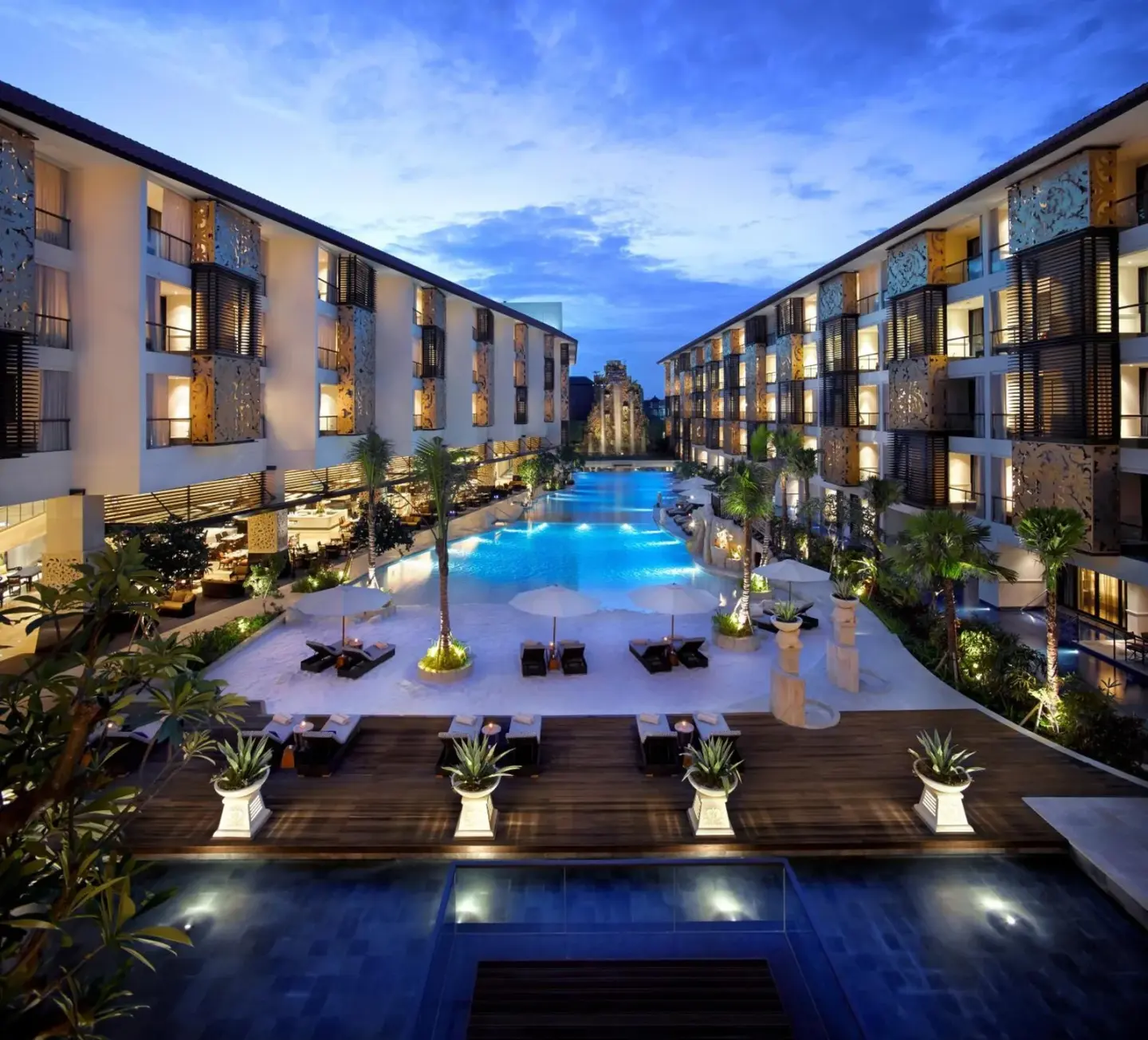 Zona de la piscina de The Trans Resort Bali al atardecer