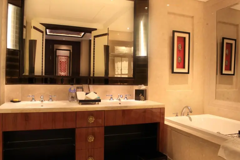 Baño elegante en The Trans Resort Bali
